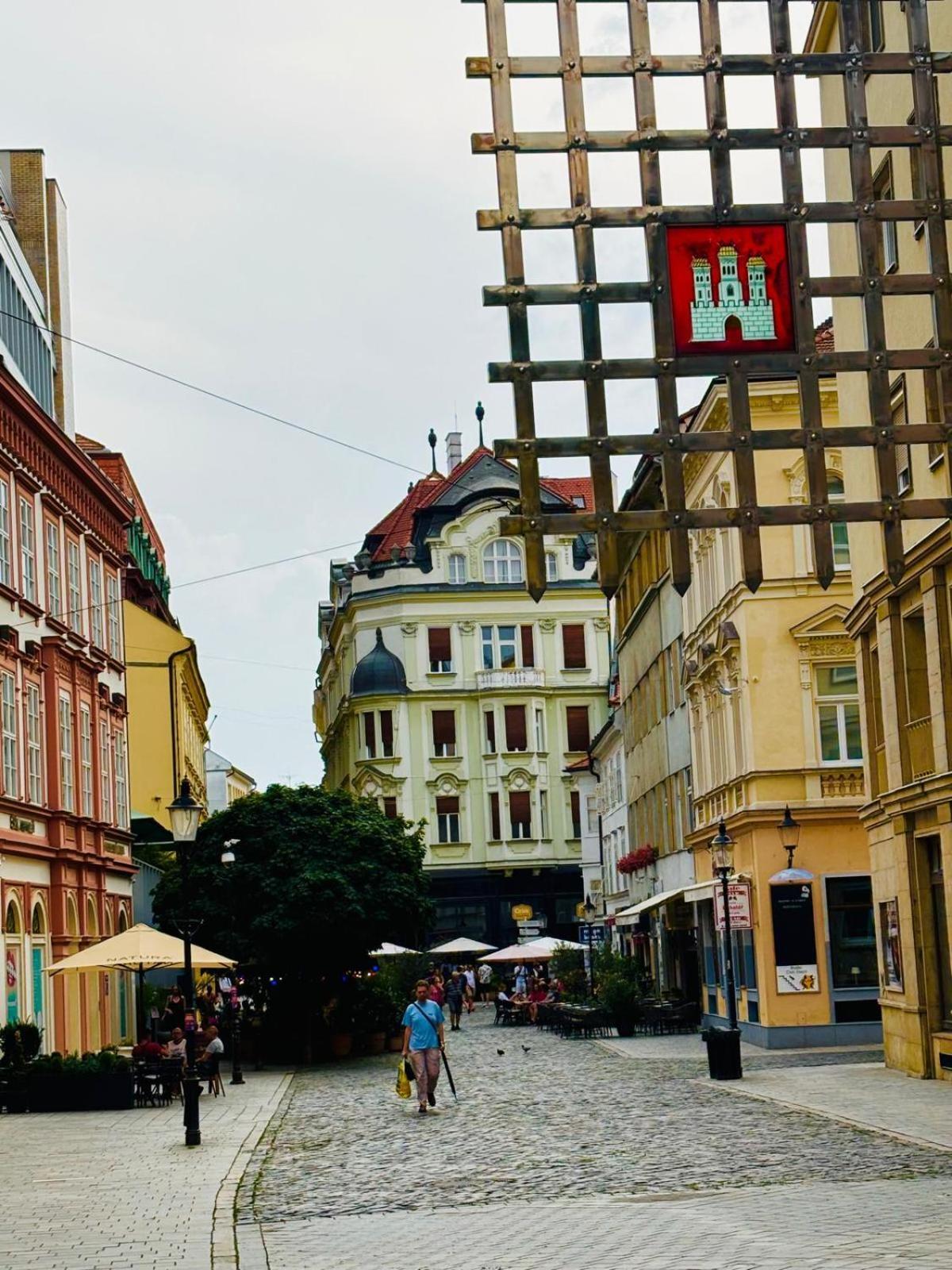 Smack In The Heart Of Old Town Apartmán